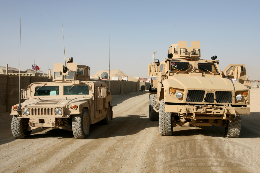 1. Porównanie wielkości M-ATV z Humvee, którego ten pierwszy zastąpił w wielu działaniach realizowanych na terenie Afganistanu.