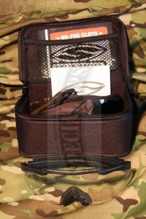 Okulary Smith Optics Elite Aegis dostarczane są w półsztywnym futerale, mieszczącym dodatkowe szyby, miękką torebkę oraz zestaw pielęgnacyjny w postaci ściereczki nasączonej środkiem chroniącym przed parowaniem.