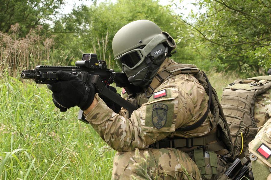 Żołnierze JW „Agat” używają standardowych mundurów
polowych WP wz. 124Z/MON w kamuflażu Pantera,
dwuczęściowych „kombinezonów ćwiczebnych” WS
w kamuflażu Suez oraz modułowych kamizelek kuloodpornych
z systemem szybkiego wypięcia typu KWS09 Reccon fir.