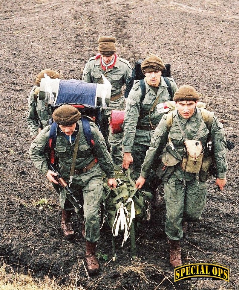 Kadrowa Grupa Specjalna po odebraniu zrzutu towarowego zasobnika ZT-100 ucieka przed pościgiem (okolice Starogardu, 1992 r.). Zdjęcie: archiwum 56. KS, Anna Kaczmarz, Robert Rosa