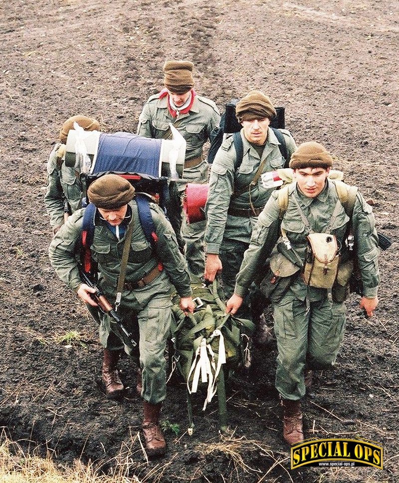 Kadrowa Grupa Specjalna po odebraniu zrzutu towarowego zasobnika ZT-100 ucieka przed pościgiem (okolice Starogardu, 1992 r.). Zdjęcie: archiwum 56. KS, Anna Kaczmarz, Robert Rosa