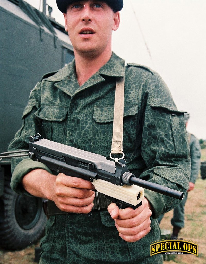 Żołnierz Kadrowych Grup Specjalnych
56. KS z prototypem 9 mm pm „Glauberyt”
(Ziemsko, 1992 r.). Zdjęcie: archiwum 56. KS, Anna Kaczmarz, Robert Rosa