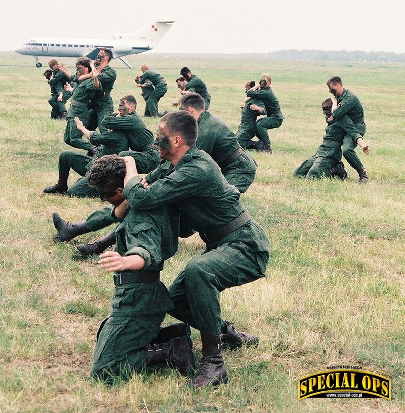 [1] Pokaz technik Combat dla Prezydenta RP, m.in. zdejmowania wartowników - żołnierze 56. KS w nowych mundurach w kamuflażu wz. 89 „Puma” (Ziemsko, 1992 r.). Zdjęcie: archiwum 56. KS, Anna Kaczmarz, Robert Rosa