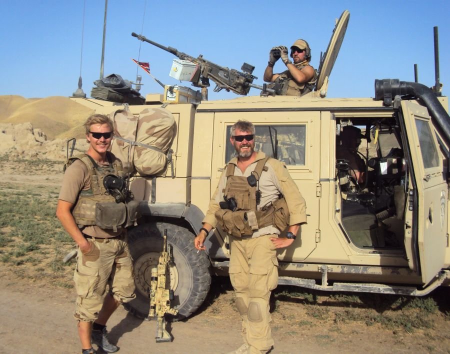 KJK w Afganistanie przy wozie Iveco LMV - za wkm M2 Browning gunner Simen Tokle, za kierownicą Andreas Eldjarn, na pierwszym planie po lewej Christian Lian oraz kpt. Trond André Bolle z MJK. Wszyscy zginęli kilka tygodni po wykonaniu tego zdjęcia w wynik.