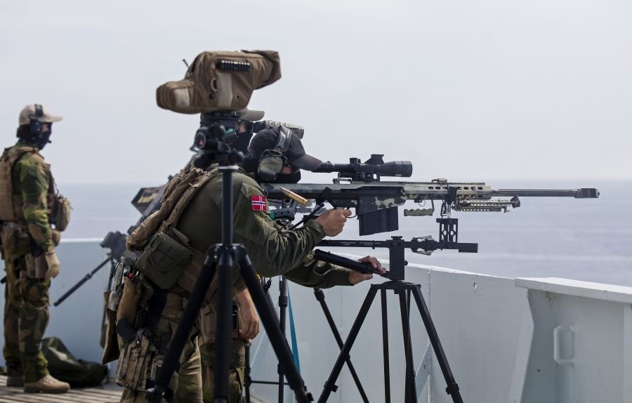 Snajperzy z KJK (skarpskyttere) podczas międzynarodowej misji RecSyr (RECSYR – REmoval of Chemical weapons from SYRia), wyposażeni w 7,62-mm karabiny samopowtarzalne HK417 i 12,7-mm Barrett M82A1 (materiellodeleggelsesrifle) na statywach Spec-Rest.