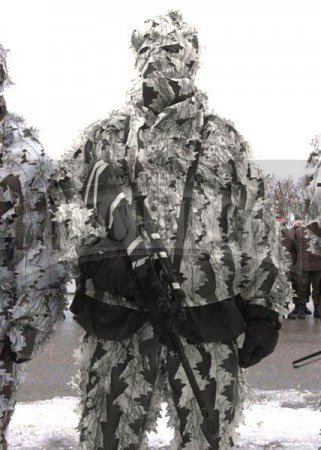 Żołnierz austriackiej Bundesheer ubrany
w komplet zimowej odzieży maskującej 3D.