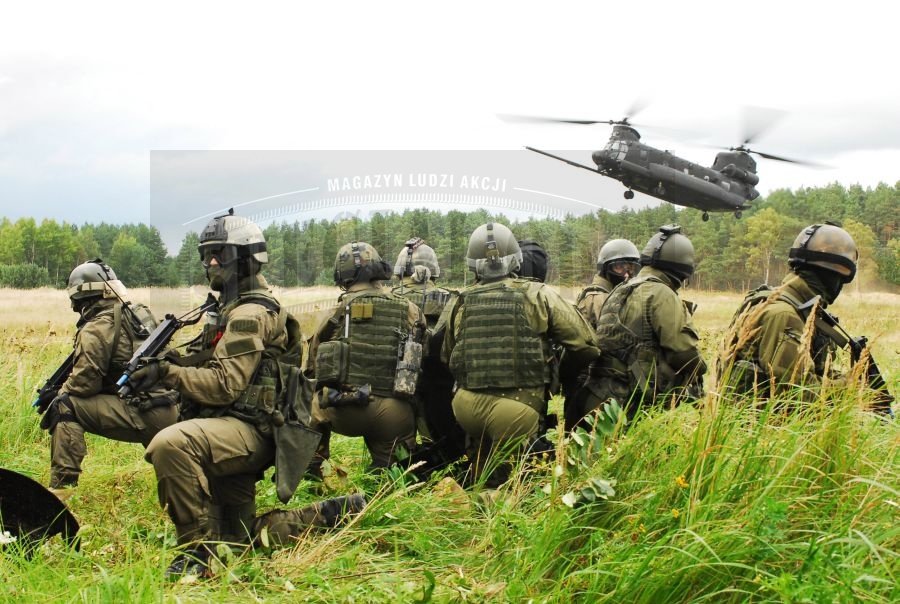 Komandosi z JWK przed wejściem na pokład śmigłowca Chinook.