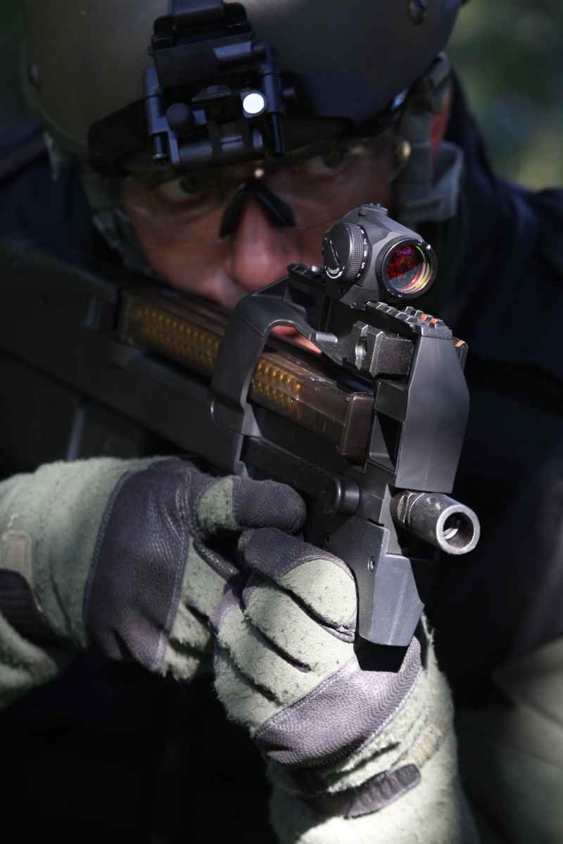 Operator z FN P90 TR wyposażonym w minicelownik kolimatorowy Aimpoint Micro T1.
