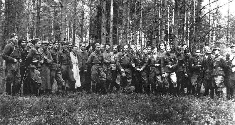 Grupa oficerów 2. Pułku Piechoty Legionów Armii Krajowej po spotkaniu z Cichociemnymi przybyłymi 22 września 1944 r. na teren zgrupowania 2. Dywizji Piechoty AK Okręgu Radomsko-Kieleckiego.