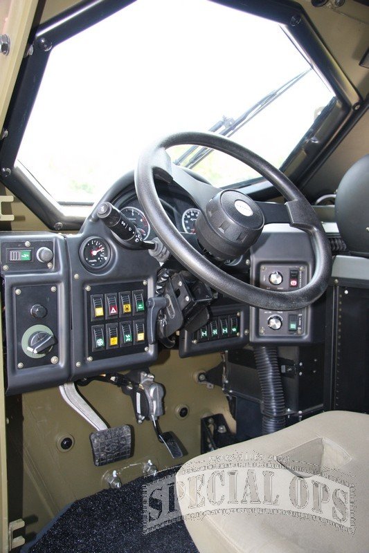 Miejsce przy kierowcy zaprojektowano zgodnie z zasadami ergonomii, wszystkie przełączniki są łatwo dostępne. po prawej stronie kierownicy umieszczono przyciski załączania blokad dyferencjałów oraz przełożenia terenowego (koloru zielonego).
