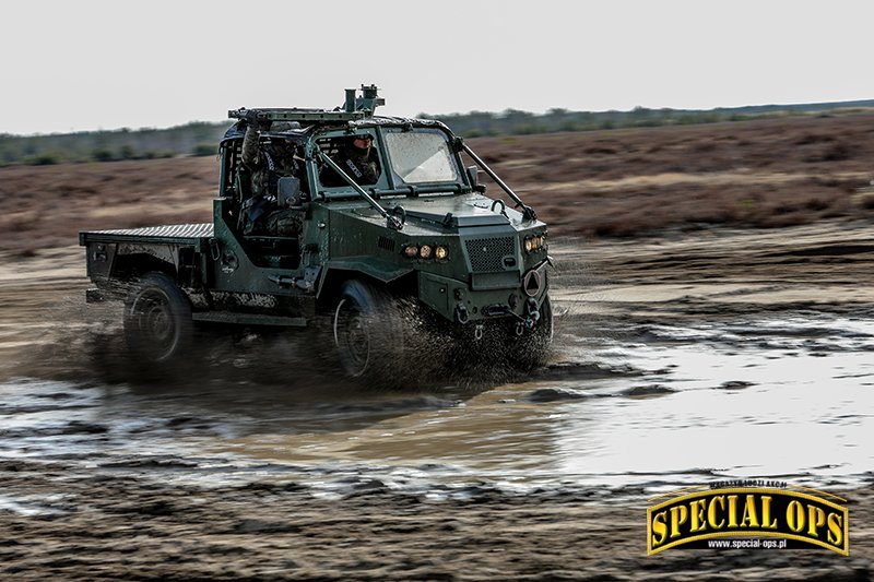 Pojazd Aero 4 x 4 przeprawiający się przez bagno