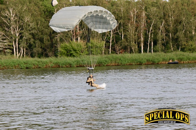 FOT. 3. Festyn Komandosa: pokazy skoków ze spadochronem do wody