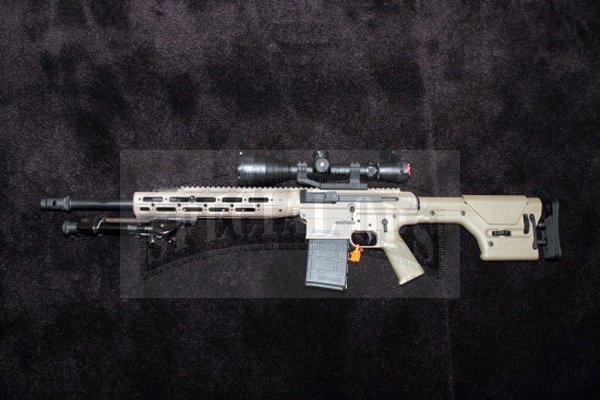 Remington Semi Automatic Sniper System wyposażony jest w pełni regulowaną kolbę PSR firmy Magpul oraz urządzenie wylotowe AAC Blackout. Przystosowane do szybkiego montowania tłumików dźwięku.