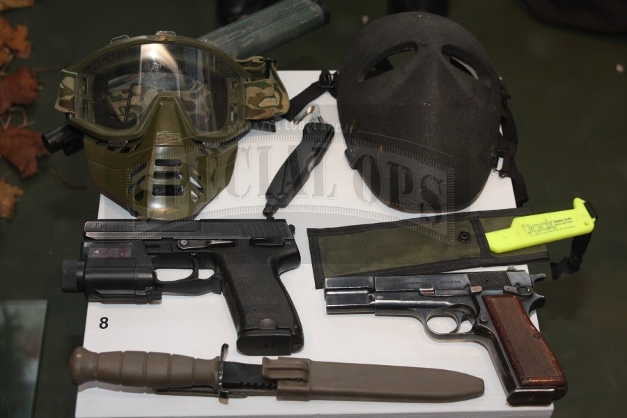 Uzbrojenie i wyposażenie żołnierzy jednostek specjalnych - na pierwszym planie pistolety HK USP i Browning HP, nóż Glock oraz nóż ratunkowy.