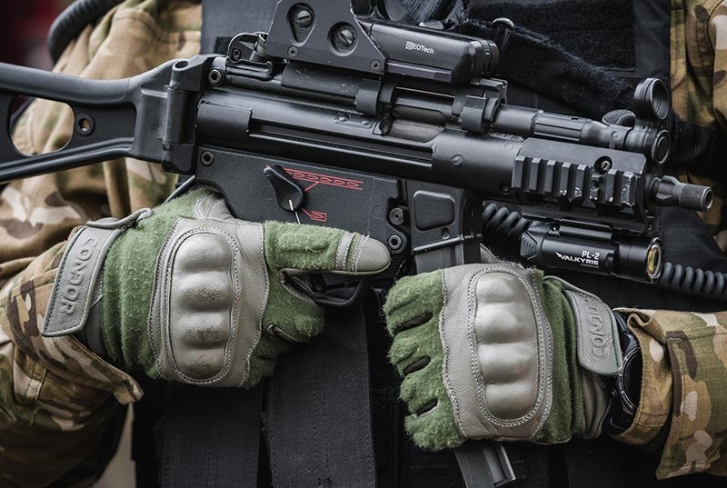Pm HK MP5K z celownikiem holograficznym EOTech HWS 552 i oświetleniem taktycznym Olight Valkyrie PL-2; zdjęcie: TRAVART/Paweł Kucharski