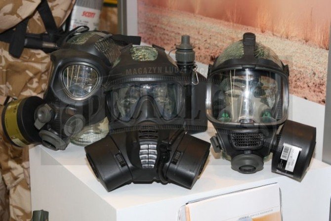 Maski przeciwgazowe firmy Scorr, w środku najnowszy model General Service Respirator.