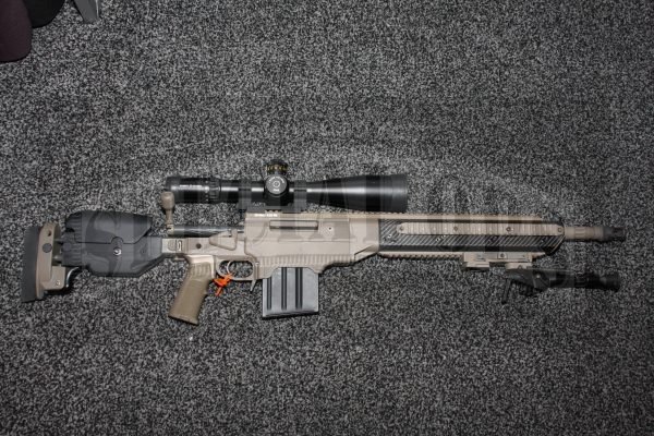Asymmetric Warrior ASW338LM Modular Precision Sniper Rifle firmy Ashbury International Group, która oferuje na rynek wojskowo-policyjny także samą „oprawę” (aluminiowo-kompozytowa osada z regulowaną kolbą składaną i łożem z szynami Mil-Std 1913) SABER-FO.