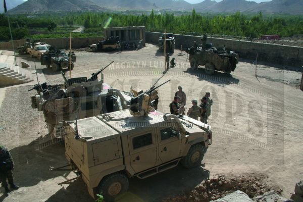LMV należące do czeskich "specjalsów" podczas przygotowania do wyjazdu na kolejny patrol w Afganistanie. Na drugim planie pojazd ze zmodyfikowanym bagażnikiem, stanowiącym dodatkowe stanowisko strzeleckie dla granatnika AGS-17 i km PKT.