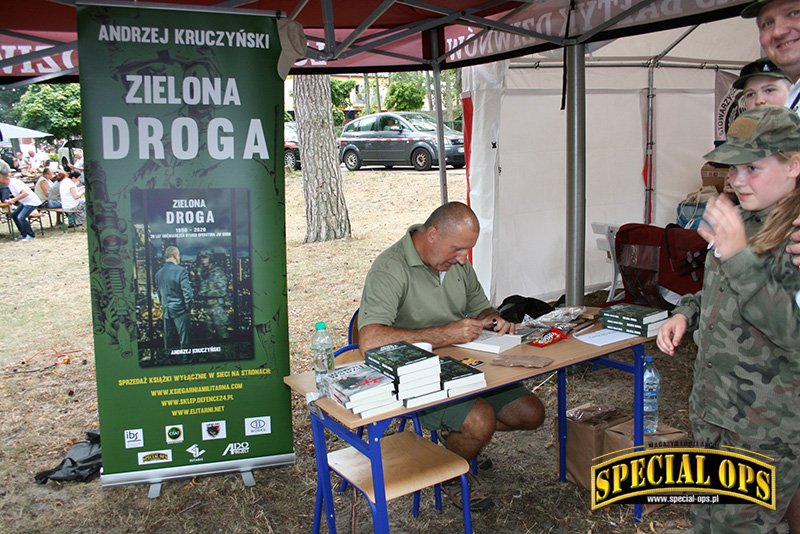 FOT. 5. Festyn Komandosa: na jednym ze stoisk swoją książkę „Zielona droga” podpisywał Andrzej „Wódz” Kruczyński