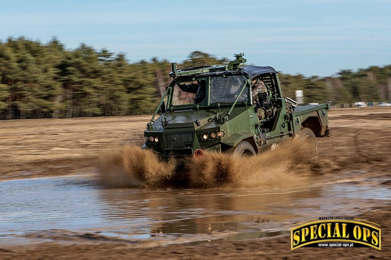 Dynamiczne ujęcie pojazdu Aero 4 x 4