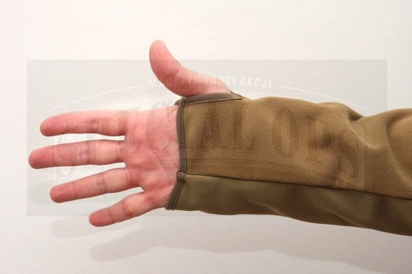 Otwór na kciuk w dole rękawa pozwala ustabilizować
pozycję rękawa na ręce i zapobiec jego zsuwaniu się
przy obszernym zamaszystym sięganiu rękami przed siebie i w górę.