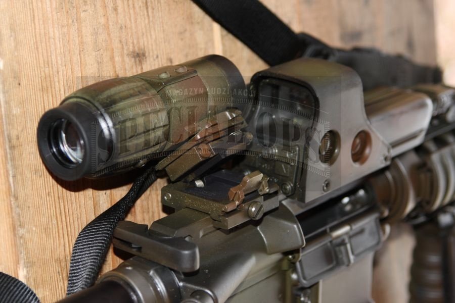 Przystawka powiększająca EOTech 3X Magnifier do celowników holograficznych HWS 551, stosowanych do karabinków i pistoletów maszynowych w arsenale WZD.