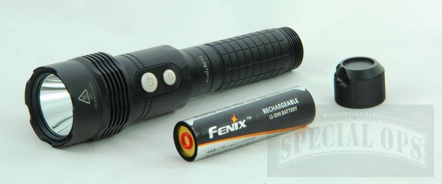 Fenix RC15 zasilany jest jednym akumulatorem litowo-jonowym,  który ładuje się korzystając ze złącza  na obudowie. Nie ma możliwości awaryjnego zasilania latarki bateriami, więc trzeba pamiętać o zapewnieniu sobie dostępu do źródła prądu.