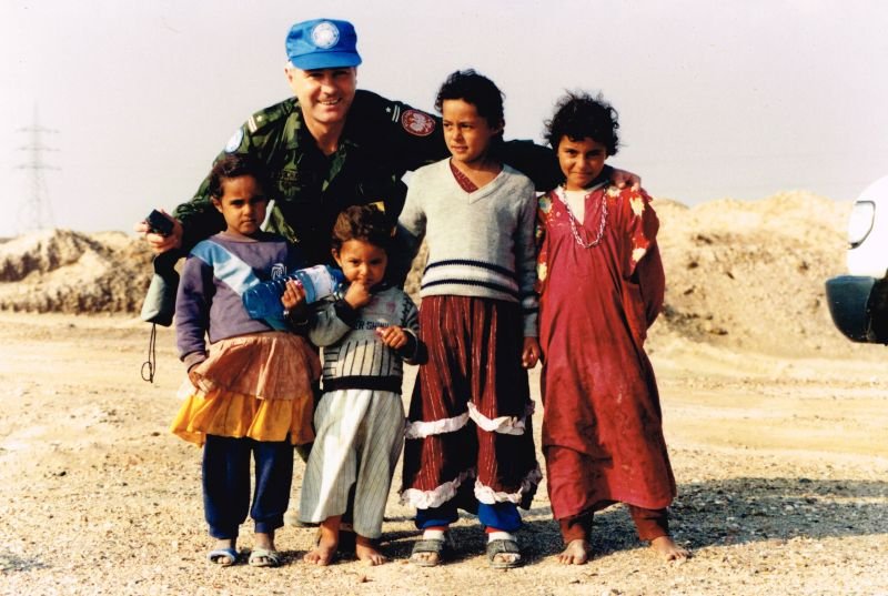 Polski obserwator z misji UNIKOM wraz z irackimi dziećmi; fot. archiwum Centrum Weterana