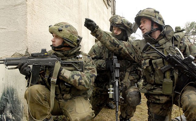 Polscy żołnierze podczas ćwiczeń w ośrodku Hohenfels w Niemczech, rok 2006 Fot. US DoD
