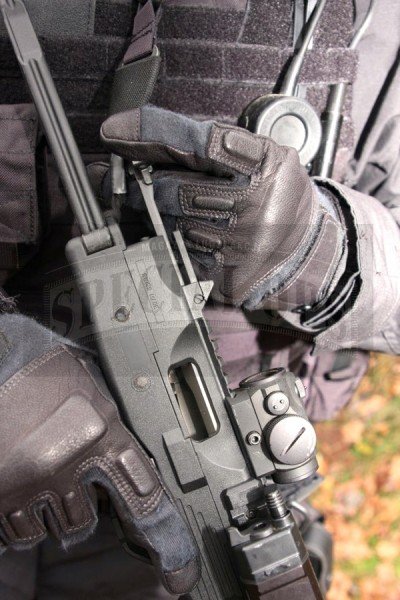 Do ręcznego przeładowania zastosowano w MP9 napinacz wzorowany na znanym z amerykańskiego karabinu M16 - w tylnej, górnej części broni
umieszczono centralnie żłobkowany uchwyt, równie dostępny dla strzelców prawo-, jak i leworęcznych.