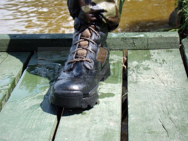 OTB JungleLites błyskawicznie odprowadzają wodę z wnętrza buta. Nie zdążyliśmy nawet uchwycić tego na fotografii.