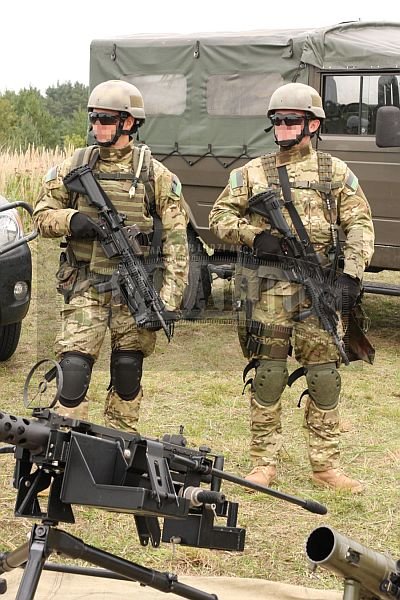 Żołnierze z 1. Pułku Specjalnego Komandosów z Lublińca w nowych mundurach pokrytych kamuflażem Multicam oraz z nowymi hełmami TC-3002. Uzbrojeni są w karabinki HK416D145RS, z których lewy posiada podwieszony 40-mm granatnik HK ELM (AG-HK416).