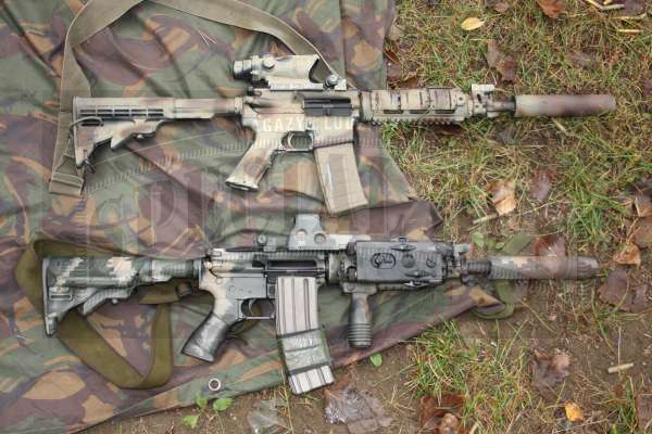 W siłach specjalnych i pododdziałach zwiadu tłumiki powinny wchodzić w skład standardowego zestawu do każdego egzemplarza broni. Na zdjęciu kbk M4 z tłumikami G-5 fi rmy Gemtech (USA) i Glock17SF ze szwajcarskim BT Impuls IIA.