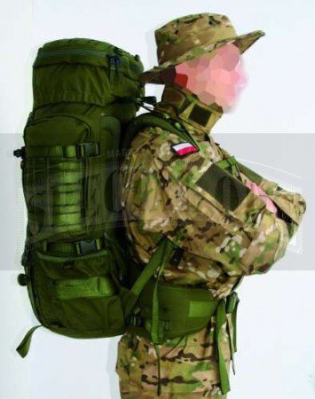 Raid Pack Mk II trzyma się ciała opierając się pasem na biodrach.