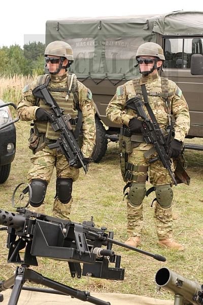 Żołnierze z 1. Pułku Specjalnego Komandosów z Lublińca w nowych mundurach pokrytych kamuflażem Multicam oraz z nowymi hełmami TC-3002. Uzbrojeni są w karabinki HK416D145RS, z których lewyposiada podwieszony 40-mm granatnik HK ELM (AG-HK416).