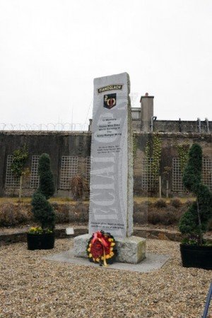 Skromny obelisk w Curragh Camp, z nazwiskami żołnierzy, którzy zginęli śmiercią tragiczną podczas służby w ARW: sierżant K. Marne (1987), RQS (Regimental Quartermaster Sergeant) P. Quirke (1998) i sierżant D. Mooney (2003).