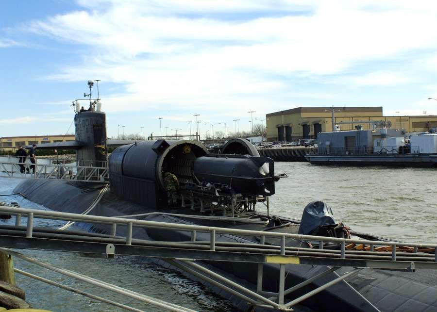 Amerykański pojazd podwodny SDV Mk 8 Mod. 1 typu mokrego podczas załadunku w porcie do kontenera SDS zamontowanego na okręcie podwodnym typu Los Angeles.