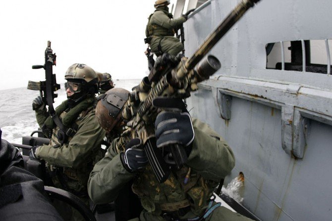 Żołnierze jednostki GROM podczas ćwiczeń z sojusznikami na wodach Zatoki Gdańskiej. Fot. US DoD