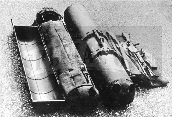 Zasobniki zrzucane z samolotów (conteinery) - była w nich broń, amunicja, sprzęt radiowy, lekarstwa itp.