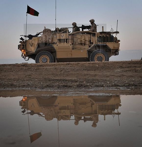 Supacat HMT 400/Jackal 1 podczas patrolu w Afganistanie. Używanie szakali do rutynowych patroli oraz osłon konwojów jest główną przyczyną strat bojowych wśród tych pojazdów. Widać charakterystyczną dla Jackala 1 niżej umieszczoną obrotnicę.