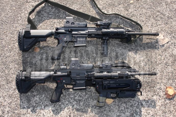 Karabinki HK416 zakupione dla komandosów z Lublińca: oba z celownikami holograficznymi EOTech HWS552, nowymi laserowymi wskaźnikami celu Laser Devices DBAL-A2, oświetleniem taktycznym G-2 firmy SureFire i ze złożonymi do przodu podstawami muszek; u góry .