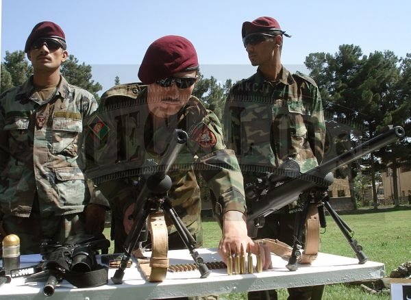 Snajperzy batalionu Commando z amerykańskimi karabinami powtarzalnymi M24 – afgańscy komandosi otrzymali nowoczesne uzbrojenie, identyczne z używanym przez US Rangers.