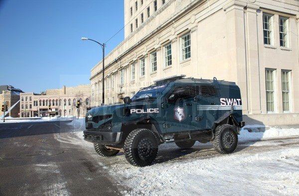 Oshkosh promuje SandCata TPV, jako pojazd przeznaczony dla jednostek specjalnych policji (SWAT, SRT, HAZMAT Team) i podobnych służb.