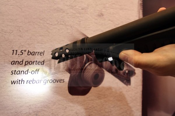 Nowe łoże do strzelby MCS wyposażone jest w dwie miniaturowe latarki LED.
