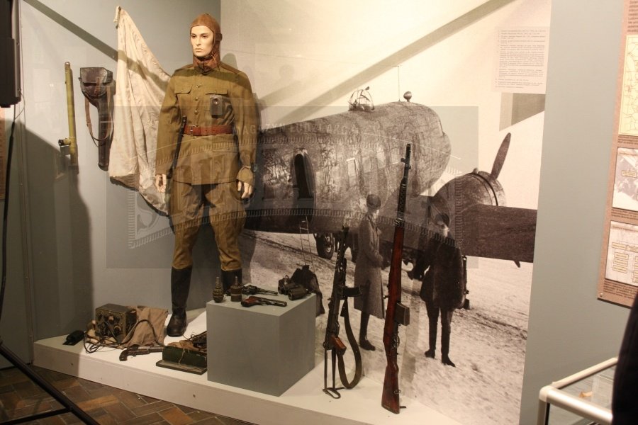 Mundur używany przez polskie grupy spadochronowo-dywersyjne działające
na froncie wschodnim. Obok stoją karabin samopowtarzalny SWT wz. 1940
kal. 7,62 mm oraz pistolet maszynowy PPS wz. 1943 kal. 7,62 mm.