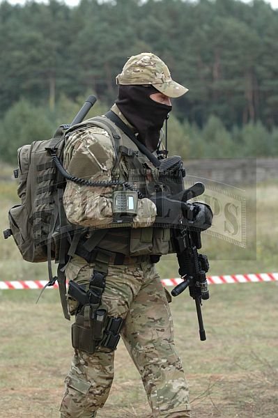 Żołnierz z 1. PSK wyposażony w sprzęt łączności pozwalający mu na naprowadzanie sojuszniczego lotnictwa. W czasie pokazu odpowiedzialny był za łączność i podawanie koordynatów załodze śmigłowca MH-47G. Opanowanie tych umiejętności jest kluczowe we współcz