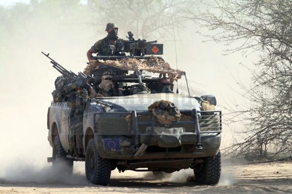 Żołnierze ARW w samochodzie terenowym Ford F350 Special Reconnaissance Vehicle podczas misji stabilizacyjnej wojsk UE w Czadzie.
