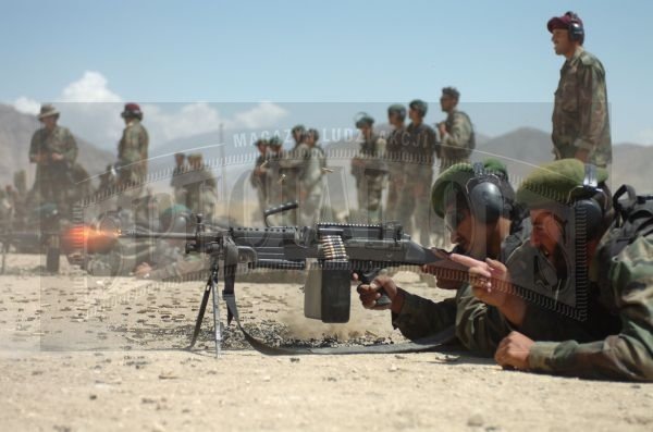 Obsługa ręcznego karabinu maszynowego M249 SAW podczas treningu strzeleckiego – komandosi w trakcie szkolenia w Camp Morehead wystrzeliwują sto razy więcej pocisków niż przeciętny żołnierz ANA w ciągu roku.