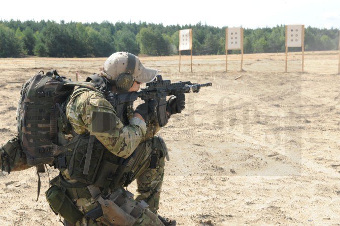 W działaniach na terenie kraju, zgodnie z polskim prawem, żołnierze mogą używać broni palnej na identycznych jak policyjne zasadach