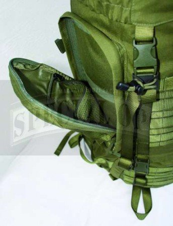 Kieszenie boczne plecaka Raid Pack Mk II pomagają segregować wyposażenie, a temu samemu w ramach samej kieszeni służy siatkowa kieszonka wewnętrzna i taśma gumowa.